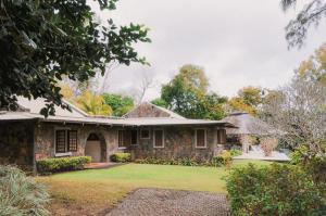 Villa exceptionnelle en bord de mer في ترو دو دوس: منزل حجري قديم مع ساحة عشبية +43 صورة