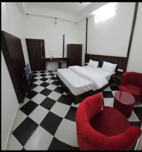 Łóżko lub łóżka w pokoju w obiekcie DHANWA RESORT, A UNIT OF SATKAR HOTEL AND RESORTs