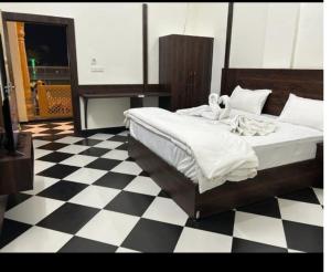 sypialnia z łóżkiem i szachownicową podłogą w obiekcie DHANWA RESORT, A UNIT OF SATKAR HOTEL AND RESORTs w mieście Kota +18 zdjęć
