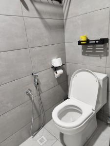 un bagno con wc e doccia di CATAILIS Metropol Serviced Apartment Bandar Perda Bukit Mertajam near Penang Bridge a Bukit Mertajam