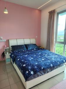 una camera da letto con un letto in una stanza con una finestra di CATAILIS Metropol Serviced Apartment Bandar Perda Bukit Mertajam near Penang Bridge a Bukit Mertajam