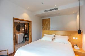 Ліжко або ліжка в номері Huangliang Yimeng Designer Hotel Wuzhen Xizha Scenic Area Branch