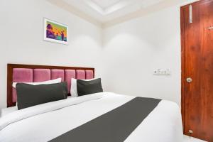 Postel nebo postele na pokoji v ubytování Hotel O Ivory Inn