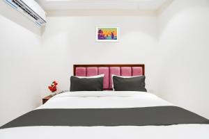 Postel nebo postele na pokoji v ubytování Hotel O Ivory Inn