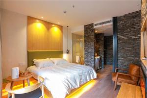 Ліжко або ліжка в номері Huangliang Yimeng Designer Hotel Wuzhen Xizha Scenic Area Branch