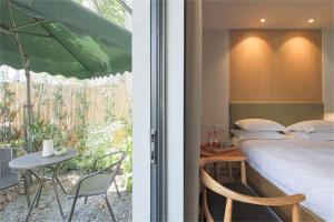 Ліжко або ліжка в номері Huangliang Yimeng Designer Hotel Wuzhen Xizha Scenic Area Branch