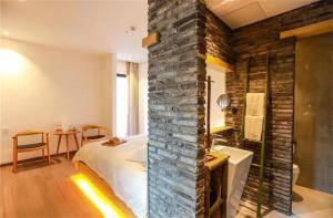 Ліжко або ліжка в номері Huangliang Yimeng Designer Hotel Wuzhen Xizha Scenic Area Branch