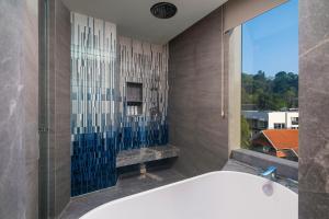 Hotel Indigo Bandung Dago Pakar by IHG的一间浴室
