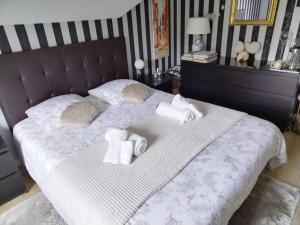 Posteľ alebo postele v izbe v ubytovaní CHEZ HÉLÈNE