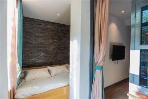 Ліжко або ліжка в номері Huangliang Yimeng Designer Hotel Wuzhen Xizha Scenic Area Branch