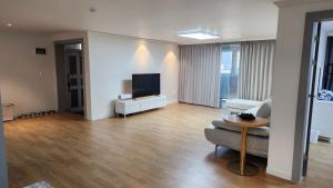 TV a/nebo společenská místnost v ubytování Elegance hotel hwangridan
