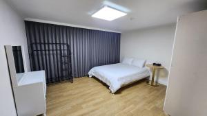 Postel nebo postele na pokoji v ubytování Elegance hotel hwangridan