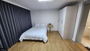 Postel nebo postele na pokoji v ubytování Elegance hotel hwangridan