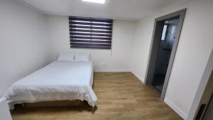 Postel nebo postele na pokoji v ubytování Elegance hotel hwangridan