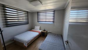 Postel nebo postele na pokoji v ubytování Elegance hotel hwangridan