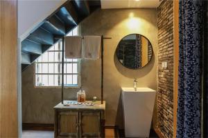 Kamar mandi di Huangliang Yimeng Designer Hotel Wuzhen Xizha Scenic Area Branch +37 foto