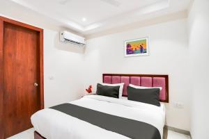 Postel nebo postele na pokoji v ubytování Hotel O Ivory Inn