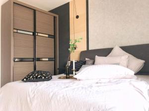 Stylish & Cozy Stay at Suasana Suites JB 11 في جوهور باهرو: غرفة نوم بسرير كبير مع وسائد بيضاء +27 صورة