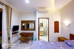a bedroom with a bed and a desk and a mirror at Putaclari Villa Saba in Saba