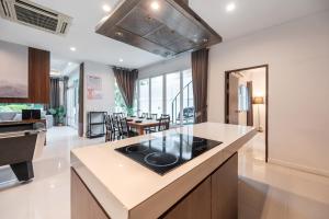 Η κουζίνα ή μικρή κουζίνα στο SeaBreeze Grand Pool Villa Pattaya