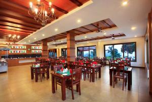 Restoran või mõni muu söögikoht majutusasutuses Arayal Resort-A Unit of Sharoy Resort