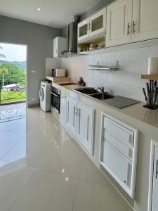 Кухня или мини-кухня в Klong Muang Beach Apartment

