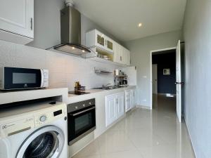 Кухня или мини-кухня в Klong Muang Beach Apartment
