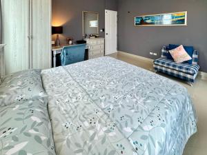 Кровать или кровати в номере Klong Muang Beach Apartment