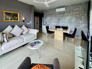 Телевизор и/или развлекательный центр в Klong Muang Beach Apartment