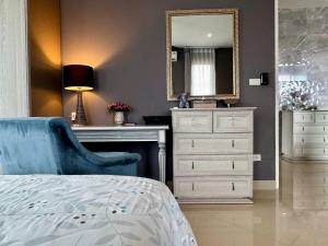 Кровать или кровати в номере Klong Muang Beach Apartment