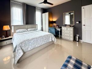 Кровать или кровати в номере Klong Muang Beach Apartment