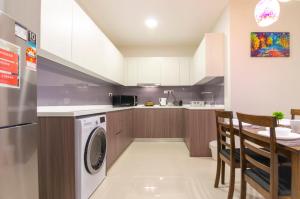 Η κουζίνα ή μικρή κουζίνα στο Relaxing High-Floor Stay at Suasana Suites JB