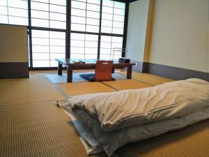 A bed or beds in a room at Kawaguchi Onsen Ousanso