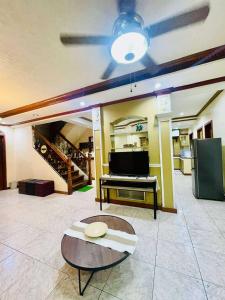 Imagen de la galería de Per Room Booking Host Homes Apitong 3BR Apartelle, en Utap