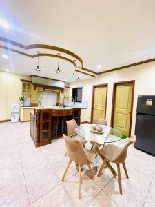 Una cocina con una mesa y sillas en una habitación. en Per Room Booking Host Homes Apitong 3BR Apartelle, en Utap