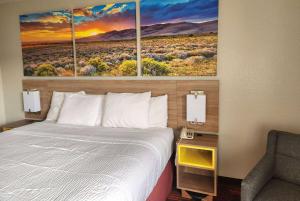Postel nebo postele na pokoji v ubytování Days Inn by Wyndham Lumberton