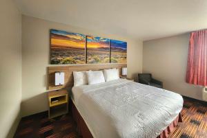 Postel nebo postele na pokoji v ubytování Days Inn by Wyndham Lumberton