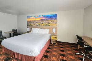 Postel nebo postele na pokoji v ubytování Days Inn by Wyndham Lumberton
