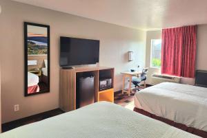Postel nebo postele na pokoji v ubytování Days Inn by Wyndham Lumberton