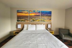 Postel nebo postele na pokoji v ubytování Days Inn by Wyndham Lumberton