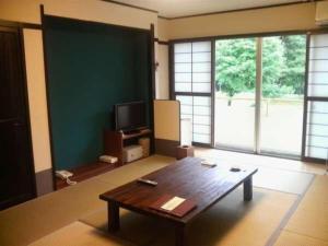 A television and/or entertainment centre at Kawaguchi Onsen Ousanso