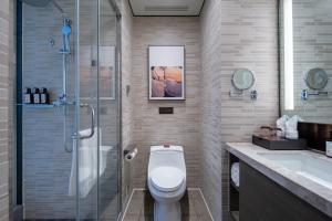 un bagno con wc, doccia e lavandino di 青岛西海岸城市阳台Madison酒店 a Qingdao