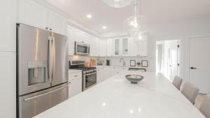 Η κουζίνα ή μικρή κουζίνα στο Beautiful New Construction Ventnor Beach House