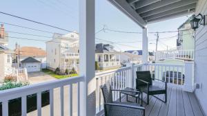 Μπαλκόνι ή βεράντα στο Beautiful New Construction Ventnor Beach House