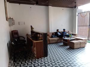 Ruang duduk di RAVINDRA GEETA Inn