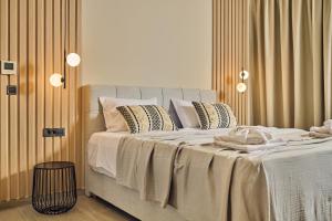 Postel nebo postele na pokoji v ubytování Althea Lavish Estate - Villa & Suite + 37 fotografií