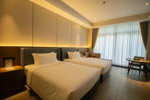 Postel nebo postele na pokoji v ubytování DongHu Resort Hotel
