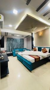 a large bedroom with a large bed in a room at Hotel Ashapura Palace in Nāthdwāra