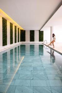 A piscina localizada em Leonardo Crystal Cove Hotel & Spa – Adults only ou nos arredores