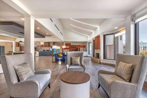 アーリントンハイツにあるComfort Inn & Suites Arlington Heights - Buffalo Groveの椅子2脚とテーブルのあるリビングルーム